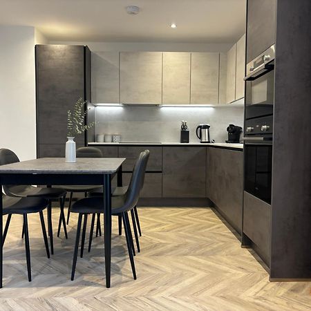 Manchester Apt, Free Parking, Business, Couples & Families Exterior photo