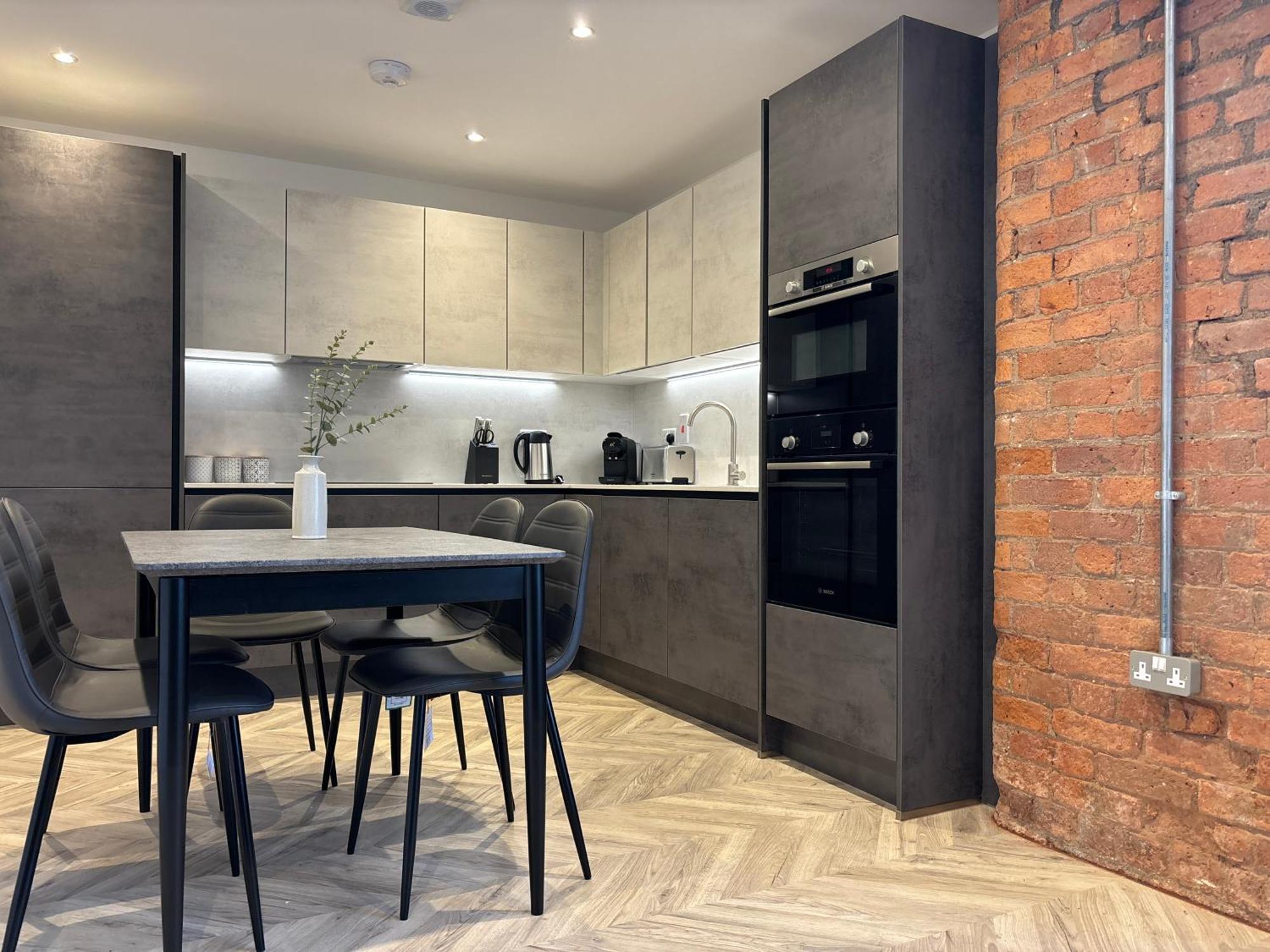 Manchester Apt, Free Parking, Business, Couples & Families Exterior photo