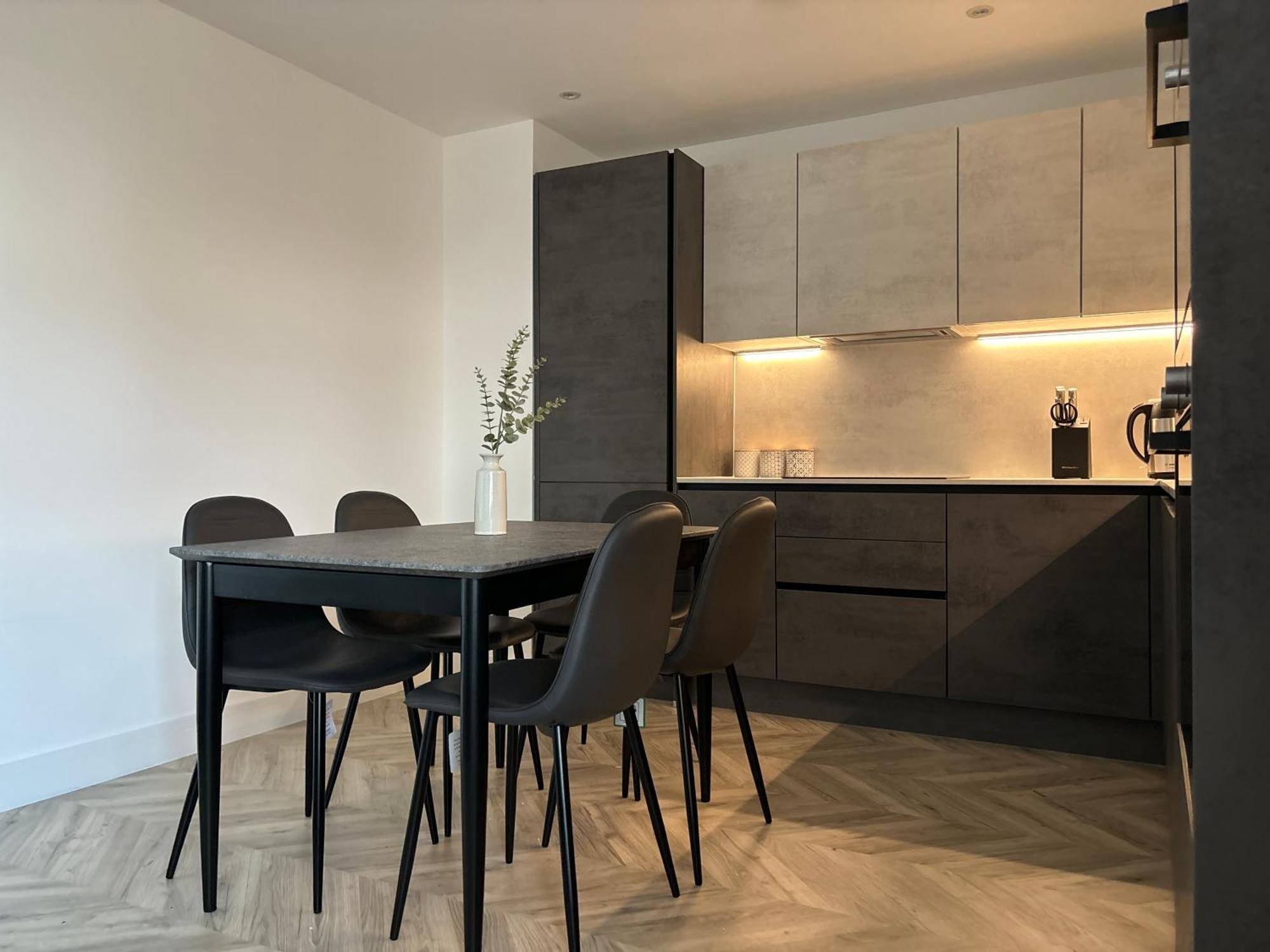 Manchester Apt, Free Parking, Business, Couples & Families Exterior photo