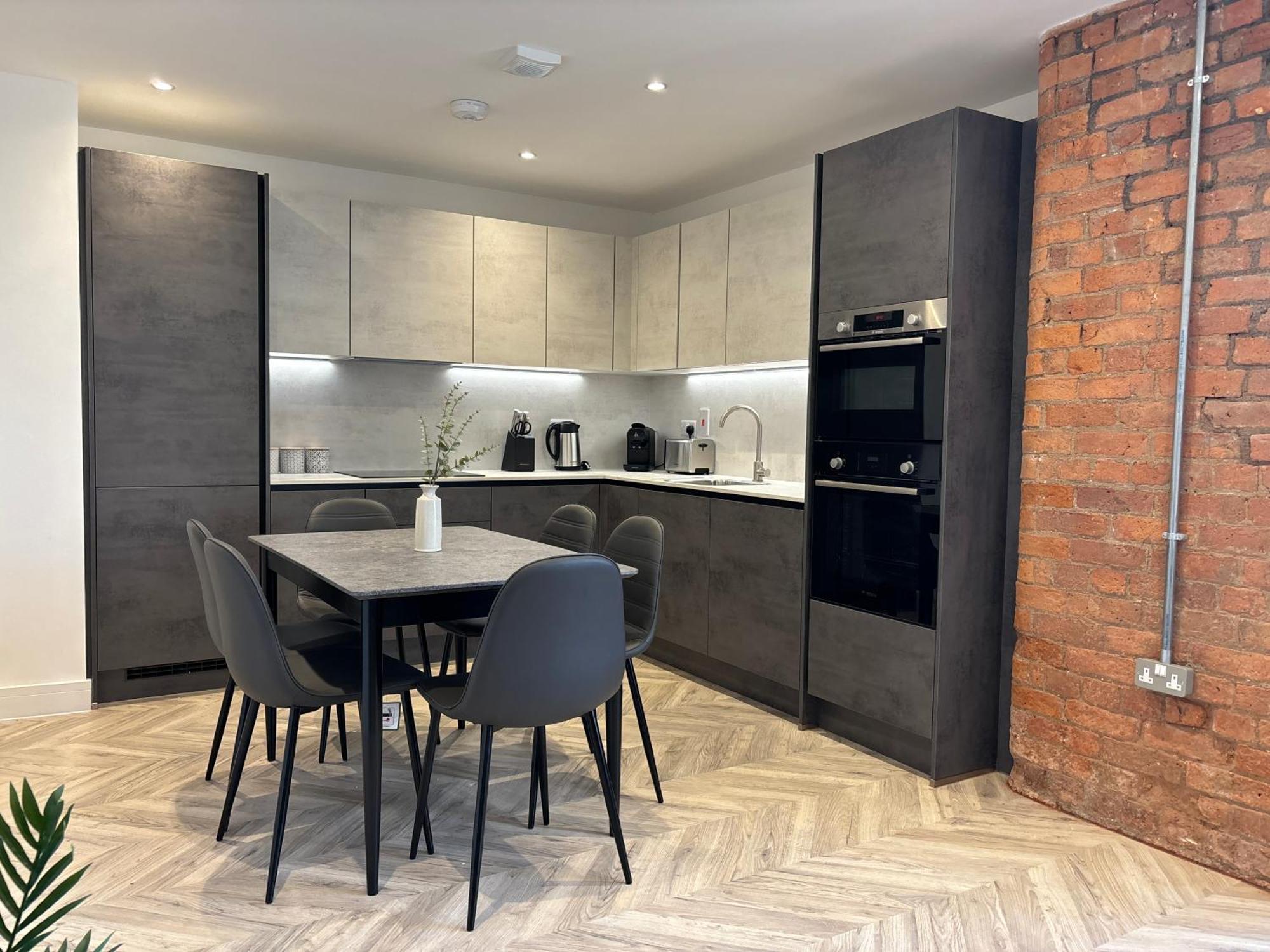 Manchester Apt, Free Parking, Business, Couples & Families Exterior photo