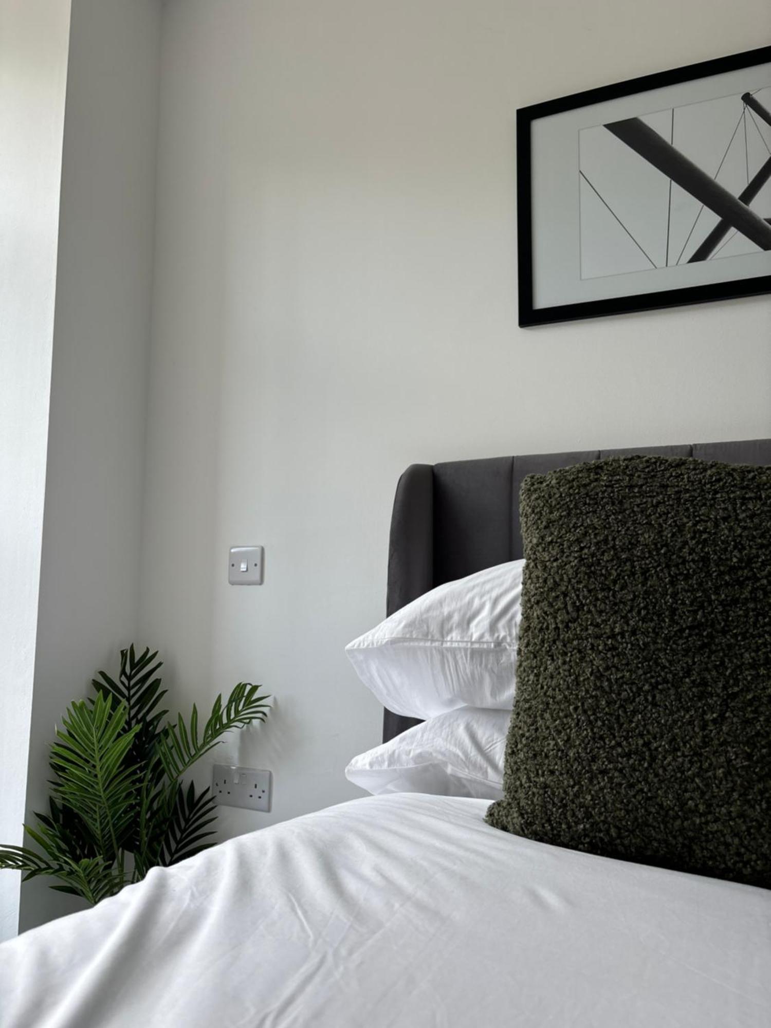 Manchester Apt, Free Parking, Business, Couples & Families Exterior photo